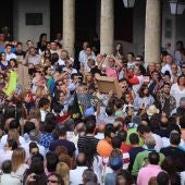 Cientos de personas se concentran en la Plaza Mayor de Tordesillas a favor del Toro de la Vega 