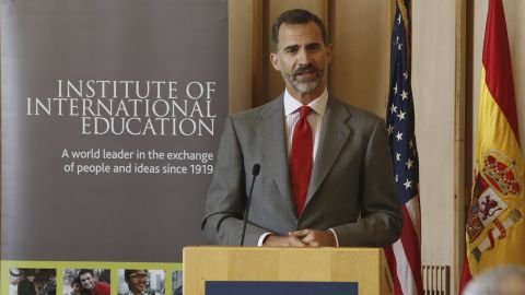 Felipe VI durante su intervenci&oacute;n con los j&oacute;venes beneficiarios de las becas Fulbright