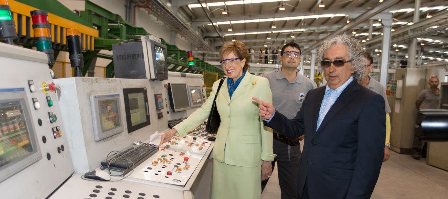 La Embajadora de Méjico Roberta Lajous, pone en marcha una de las maquina de la empresa Extrusiones Metalicas, junto al presidente de la empresa Luis Marco Sirvent La Embajadora de Méjico Roberta Lajous, pone en marcha una de las maquina de la empresa Extrusiones Metalicas, junto al presidente de la empresa Luis Marco Sirvent