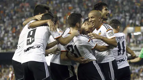 Gayá es felicitado por sus compañeros tras el 2-0 Gayá es felicitado por sus compañeros tras el 2-0