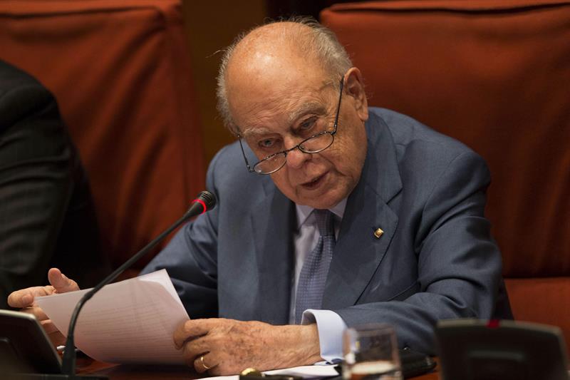 Jordi Pujol vuelve a dar explicaciones al Parlament junto a su esposa y su hijo mayor Jordi Pujol vuelve a dar explicaciones al Parlament junto a su esposa y su hijo mayor