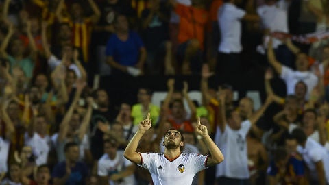 Paco Alc&aacute;cer celebra uno de sus goles en Mestalla