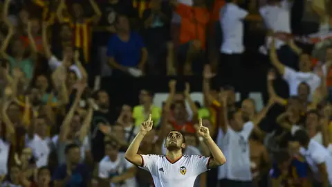 Paco Alcácer celebra uno de sus goles en Mestalla Paco Alcácer celebra uno de sus goles en Mestalla