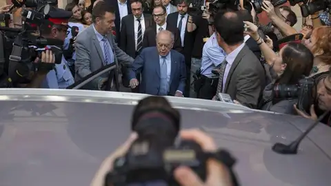 Abucheos a Pujol a la salida del Parlament Abucheos a Pujol a la salida del Parlament