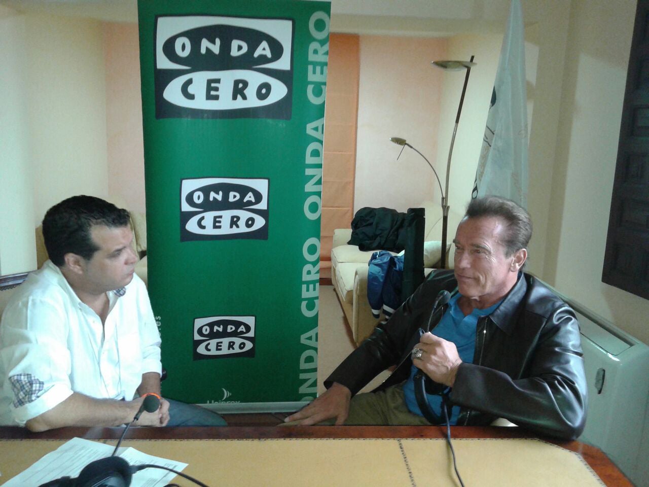 Un dedo, una copa y un pollo Un dedo, una copa y un pollo