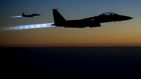 Bombardeos de EEUU sobre núcleos del IS Bombardeos de EEUU sobre núcleos del IS
