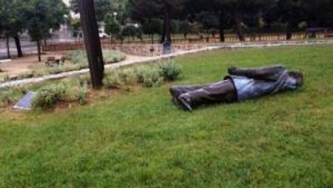 Derriban la estatua de Pujol