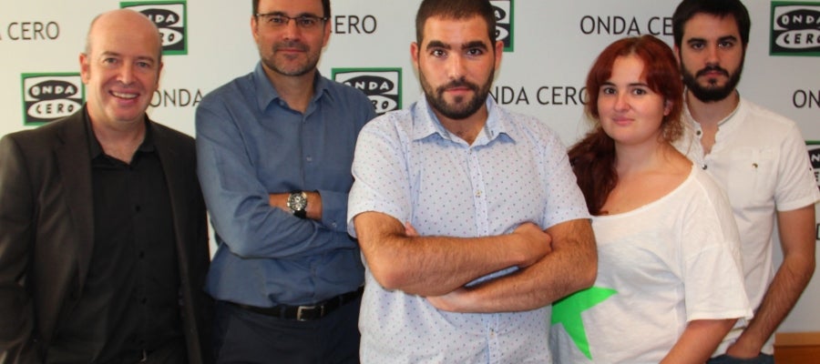 La Brúixola: Víctor Bottini, Xavier Casanovas, Robert Calvo, Talía Nieto, Xavier Abelló. La Brúixola: Víctor Bottini, Xavier Casanovas, Robert Calvo, Talía Nieto, Xavier Abelló.