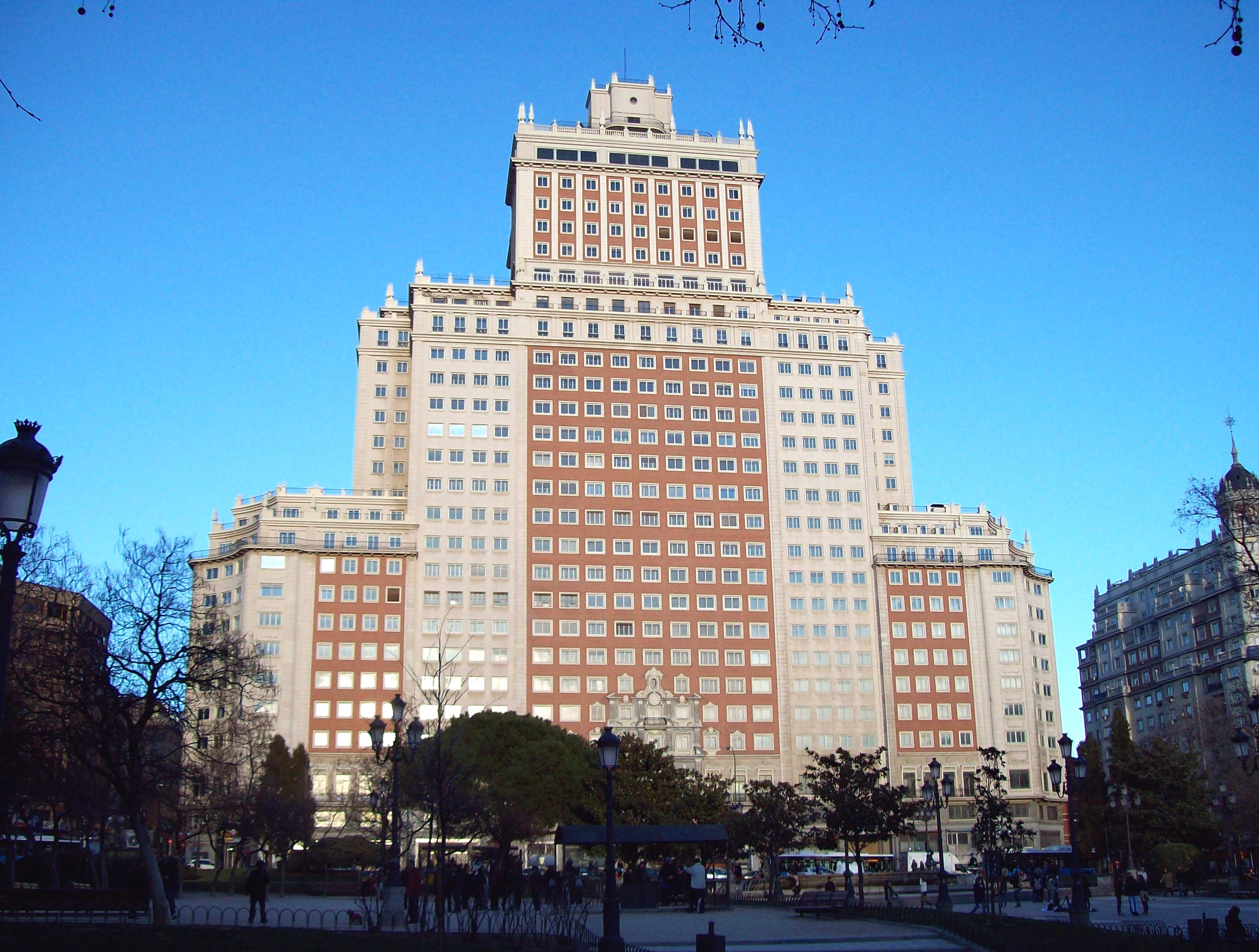 Un juzgado suspende las obras en el edificio España ante una denuncia por riesgo Un juzgado suspende las obras en el edificio España ante una denuncia por riesgo