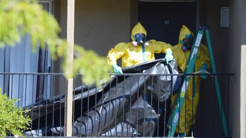 Las autoridades sanitarias trabajan en el apartamento de Eric Duncan