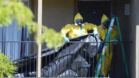 Las autoridades sanitarias trabajan en el apartamento de Eric Duncan Las autoridades sanitarias trabajan en el apartamento de Eric Duncan