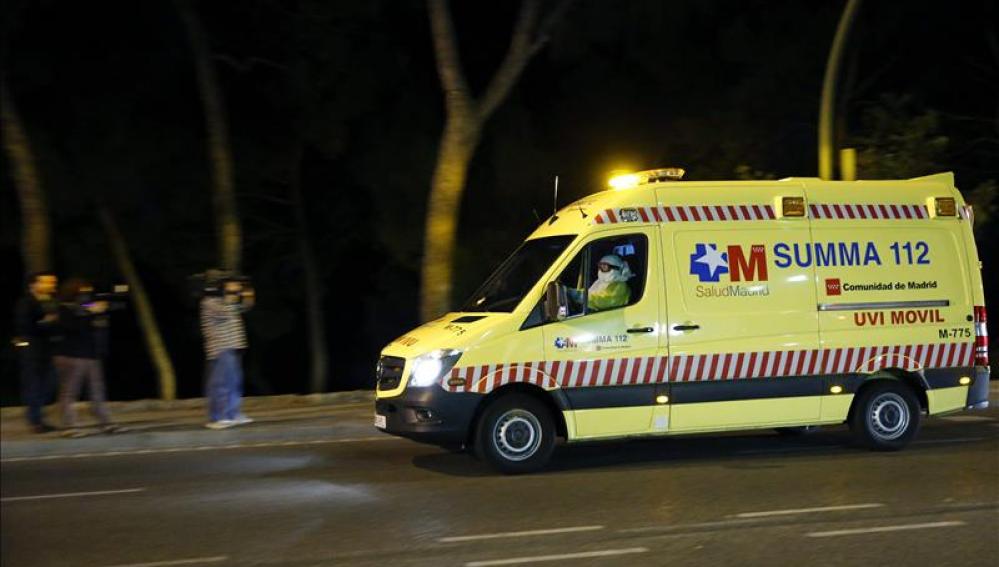 Ambulancia del SUMMA transportando a la paciente con ébola