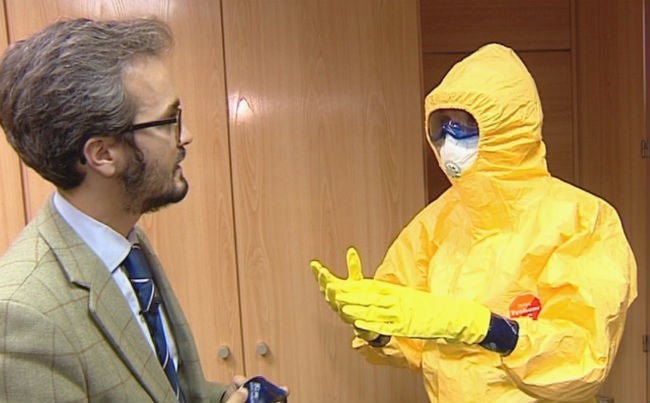 Mesa de redacción: Se disparan las ventas de trajes de protección biológica por el ébola Mesa de redacción: Se disparan las ventas de trajes de protección biológica por el ébola