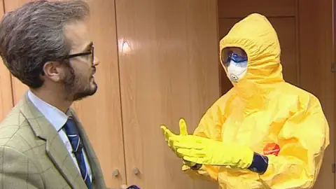 Ponerse el traje de ébola Ponerse el traje de ébola