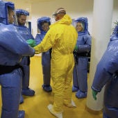 Equipo de profesionales protegidos contra el virus del Ébola