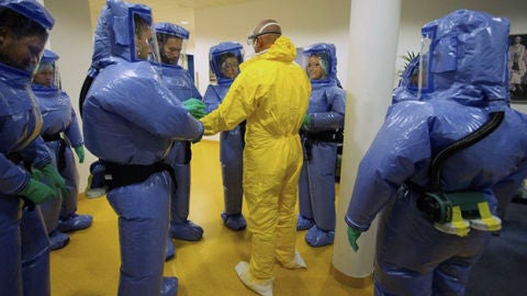 Equipo de profesionales protegidos contra el virus del &Eacute;bola