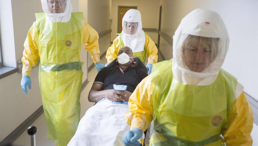Los médicos atienden a un posible caso de ébola