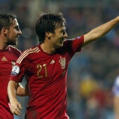 Silva celebra su gol junto a Alcácer