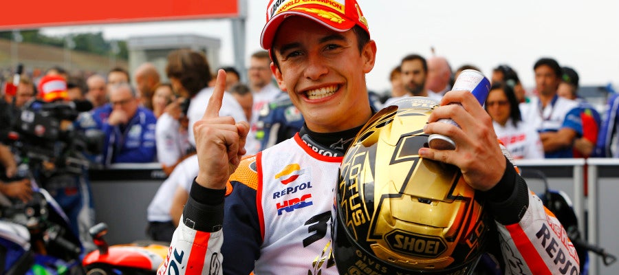 Marc Márquez celebra su segundo campeonato del mundo Marc Márquez celebra su segundo campeonato del mundo