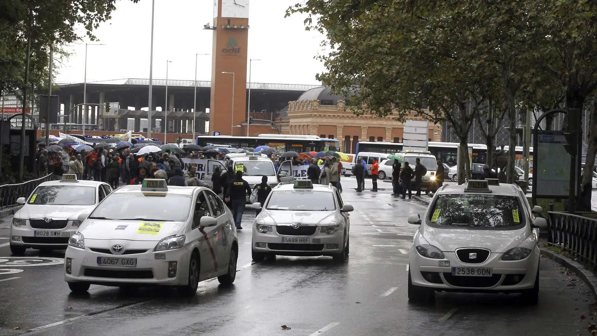 Taxistas de Madrid se manifiestan contra Uber en una marcha entre Atocha y  la plaza de Cibeles