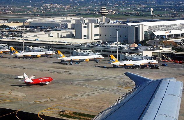 Detenidos doce pasajeros del avión que aterrizó de emergencia en el aeropuerto de Palma Detenidos doce pasajeros del avión que aterrizó de emergencia en el aeropuerto de Palma