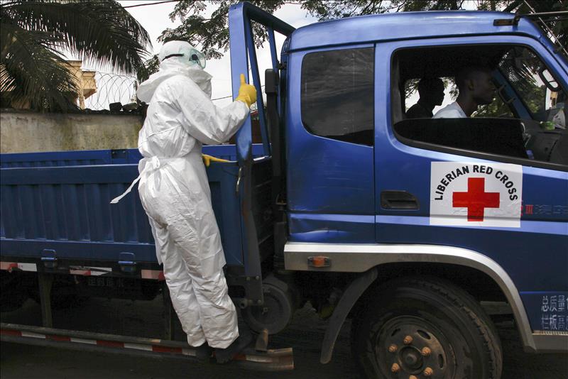 Antonio Martínez Ron: "Una vez las autoridades se pongan las pilas esto se controlará y volveremos a olvidar que en África mueren miles de personas por ébola cada día" Antonio Martínez Ron: "Una vez las autoridades se pongan las pilas esto se controlará y volveremos a olvidar que en África mueren miles de personas por ébola cada día"