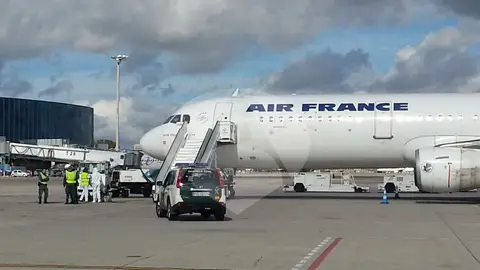 El avión de Air France en el que se activó el protocolo de emergencia por ébola El avión de Air France en el que se activó el protocolo de emergencia por ébola