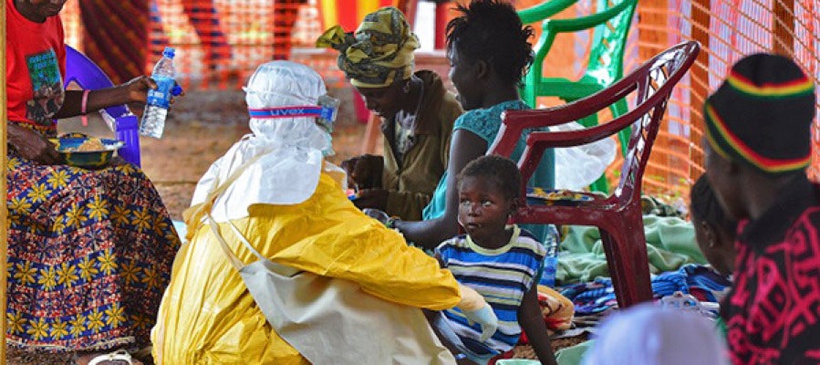 Una cooperante ayuda a niños en zonas afectadas por el ébola Una cooperante ayuda a niños en zonas afectadas por el ébola