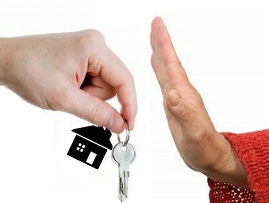 Un jubilado gallego, multado por intentar parar varios desahucios Un jubilado gallego, multado por intentar parar varios desahucios