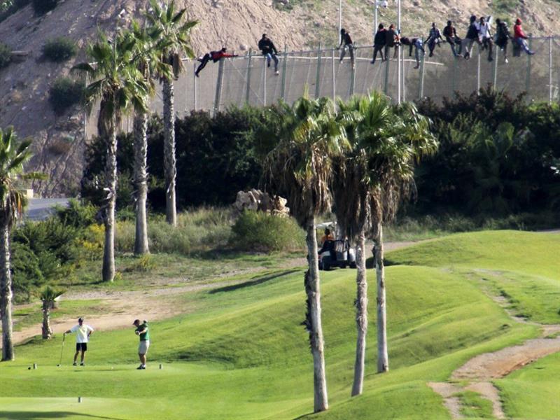 Mesa de redacción: El presidente de Melilla critica la difusión de la foto de los golfistas y los inmigrantes en la valla Mesa de redacción: El presidente de Melilla critica la difusión de la foto de los golfistas y los inmigrantes en la valla