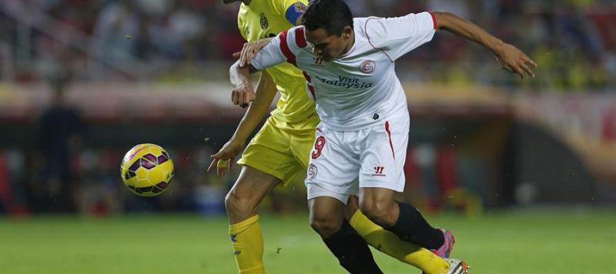 Bacca pelea con Bruno por un balón Bacca pelea con Bruno por un balón