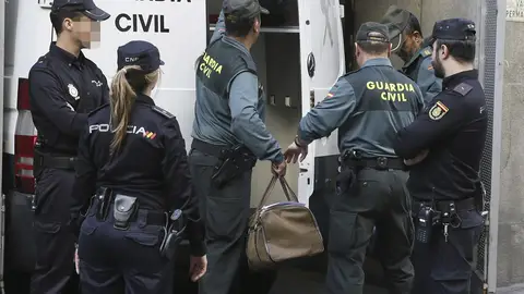 LLegada del furgón con cuatro de los detenidos LLegada del furgón con cuatro de los detenidos