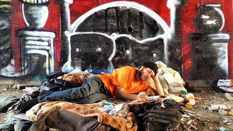 Dar casa a los sin techo