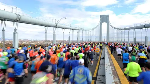 Corredores en el puente Verrazano, en la Maratón de Nueva York de 2013 Corredores en el puente Verrazano, en la Maratón de Nueva York de 2013