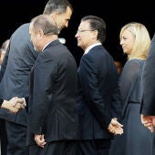 El Rey Felipe VI saluda a Sonia Castedo
