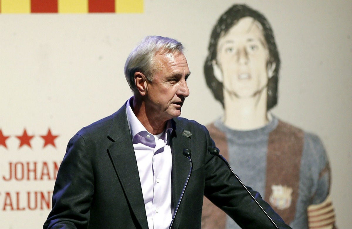 Cruyff: "Yo creo que Luis Enrique seguirá, ¿por qué no? Cuando ganas tanto, es lo normal" Cruyff: "Yo creo que Luis Enrique seguirá, ¿por qué no? Cuando ganas tanto, es lo normal"