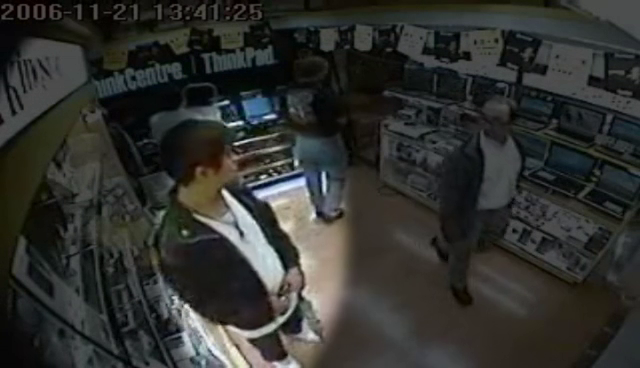 Pamplona en la Onda. Cerca de 100 policías nacionales, forales y municipales participan desde hoy en una campaña especial para prevenir robos y hurtos en Navidad. Pamplona en la Onda. Cerca de 100 policías nacionales, forales y municipales participan desde hoy en una campaña especial para prevenir robos y hurtos en Navidad.