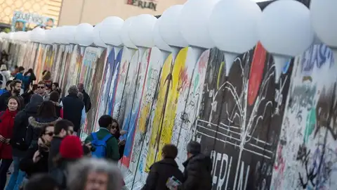 Globos de luz junto al muro de Berlín Globos de luz junto al muro de Berlín