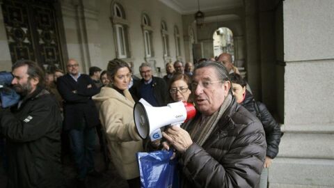 Un meg&aacute;fono en la cola de espera para votar durante el 9-N