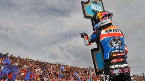 Alex M&aacute;rquez celebra con la afici&oacute;n el mundial de Moto 3