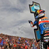 Alex Márquez celebra con la afición el mundial de Moto 3 Alex Márquez celebra con la afición el mundial de Moto 3
