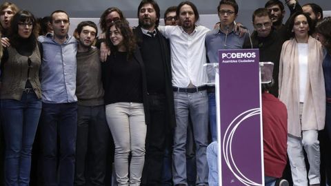 El l&iacute;der de Podemos, Pablo Iglesias, junto a los miembros de su equipo
