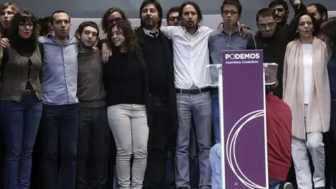 El líder de Podemos, Pablo Iglesias, junto a los miembros de su equipo El líder de Podemos, Pablo Iglesias, junto a los miembros de su equipo