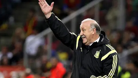 Del Bosque da órdenes durante el partido ante Bielorrusia Del Bosque da órdenes durante el partido ante Bielorrusia