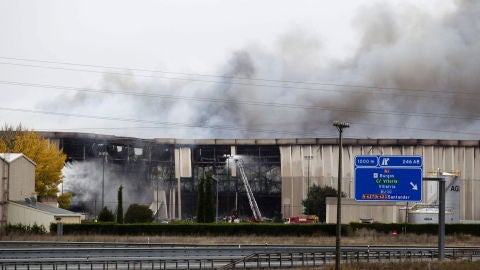 Vista de una fachada que se ha derrumbado en la planta principal de la empresa c&aacute;rnica Campofr&iacute;o en Burgos