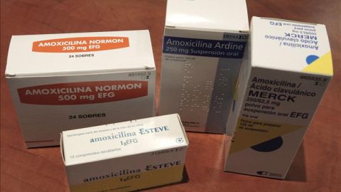 Varios envases de antibi&oacute;ticos gen&eacute;ricos.