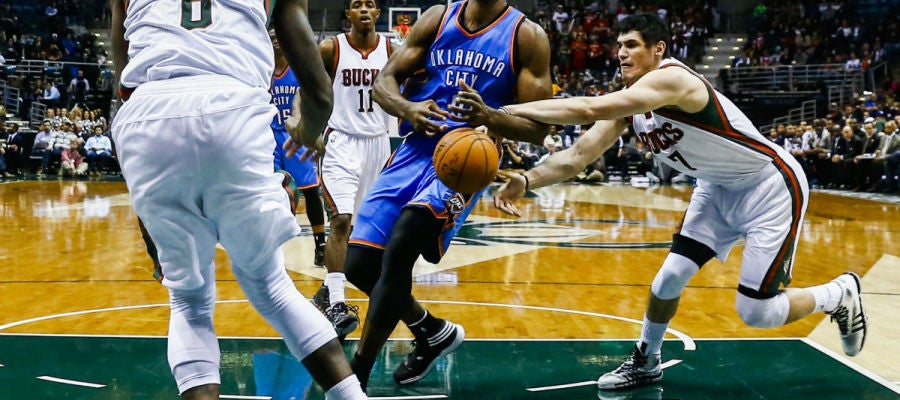 Ibaka penetra a canasta en un partido de la NBA Ibaka penetra a canasta en un partido de la NBA