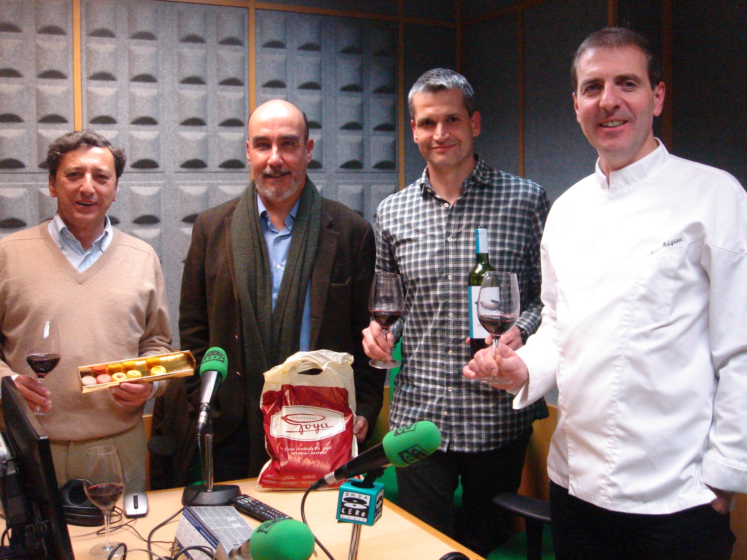 Aquí en la Onda. Navarra. En "Sopas con Onda" les contamos la historia de Confitería Goya y conocemos el vino más solidario, Granito de Arena, de Bodegas Piedemonte. Aquí en la Onda. Navarra. En "Sopas con Onda" les contamos la historia de Confitería Goya y conocemos el vino más solidario, Granito de Arena, de Bodegas Piedemonte.