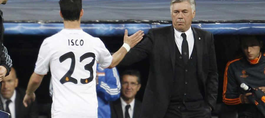 Ancelotti felicita a Isco al cambiarle en un partido Ancelotti felicita a Isco al cambiarle en un partido