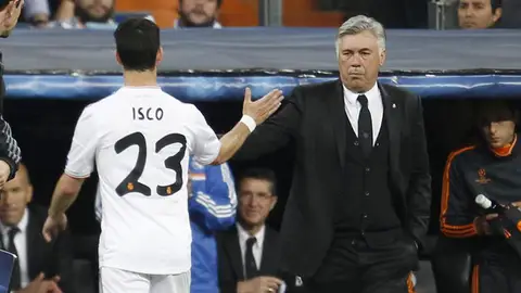 Ancelotti felicita a Isco al cambiarle en un partido Ancelotti felicita a Isco al cambiarle en un partido